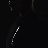 Campera blanca con capucha, cierre frontal completo y logo Under Armour en el pecho.