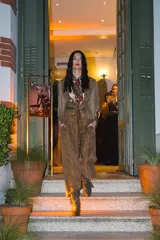 Pantalón de corte holgado y tiro alto, confeccionado en una mezcla de cupro y viscosa con acabado satinado. Presenta bolsillos laterales y una caída fluida.