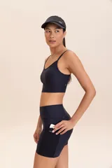 Short deportivo color ladrillo, de tiro alto y corte ajustado. Confeccionado en tejido Hydefit Adaptiv con tecnología Lycra Adaptiv y protección UV50+.