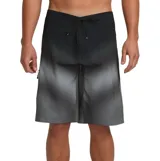 Boardshort Billabong modelo Fluid Pro de 21 pulgadas, de color negro con diseño degradado en tonos grises y patrón geométrico texturizado. Cuenta con cordón ajustable en la cintura.