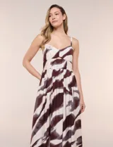 Vestido largo con estampado animal print abstracto en tonos marrón y crudo, tirantes finos ajustables, escote en V con abertura central y falda fluida de corte maxi.