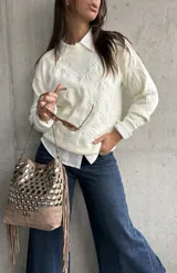 Sweater de punto color natural con diseño de relieve floral en toda la prenda, cuello redondo y mangas largas con puños acanalados.