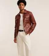 Pantalón de hombre color crudo, de corte recto, confeccionado en sarga de algodón. Cuenta con cintura con trabillas, cierre tradicional, bolsillos y etiqueta aplicada.