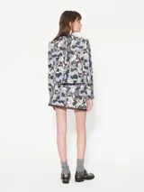 Minifalda confeccionada en jacquard multicolor con estampado abstracto, forrada en tafeta jacquard. Lleva cinto en tela base con dos broches dorados. Acceso mediante cierre invisible en lateral. Vivos en ruedo de cuero vacuno con efecto desgastado.