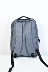 Mochila negra de poliéster con compartimento principal con cierre, bolsillo frontal con cierre y bolsillos laterales.