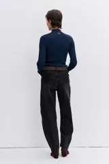 Blusa de punto acanalado en color azul marino, con cuello alto y mangas largas ajustadas.