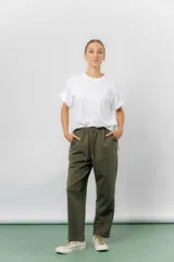 Pantalón jogger de calce relajado color bordó intenso, con cintura elastizada y lazo regulable. Cuenta con bolsillos laterales con cierre invisible y silueta recta levemente afinada.