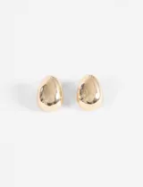 Aros plateados con forma irregular y diseño minimalista.