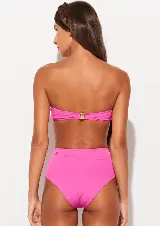 Conjunto de bikini Triya Lu, color fucsia, compuesto por un corpiño bandeau y una bombacha de tiro alto.