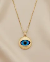 Cadena de acero con baño de oro y dije circular de bronce con diseño de ojo turco en tonos azules.