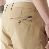 Pantalón chino color beige, corte slim fit, con bolsillos laterales y traseros.