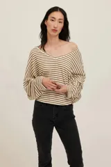 Remera de manga larga con diseño a rayas horizontales en tonos beige y marrón, escote en V pronunciado, hombros caídos y corte holgado.