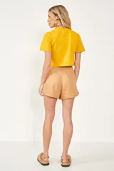 Short color caramelo con cintura alta, bolsillos laterales con solapa y botón, y cierre frontal.