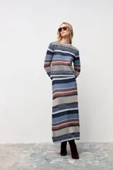 Falda midi de punto con diseño a rayas horizontales en tonos azules, beige y marrón, de corte recto y ajuste cómodo.