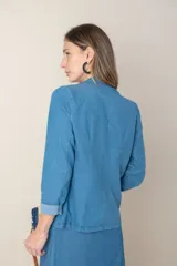 Blazer italiano de jean color celeste, con pinzas y cierre frontal con un botón.