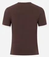 Remera de algodón con elastano, color marrón chocolate con detalles en blanco en el cuello y mangas. Presenta un diseño de estilo deportivo con estampado frontal que incluye la palabra 'Latina' en tipografía destacada y 'Americana' en cursiva, junto con gráficos numéricos y líneas laterales en los hombros.