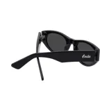 Lentes de sol negros con marco de acetato y lentes grises.