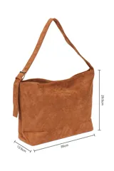 Cartera tipo tote de gamuza sintética color marrón con correa ajustable.