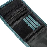 Billetera de tres cuerpos confeccionada en pana color gris, con bordes reforzados en cinta de tela color turquesa con diseño geométrico. Presenta el logo de la marca bordado en el frente en tonos rosado y negro.