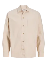 Sobrecamisa de manga larga color beige claro, con cierre frontal de botones, cuello camisero y un bolsillo aplicado en el pecho.