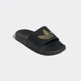Sandalias Adidas Adilette Lite negras con logo dorado.