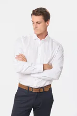 Camisa celeste de vestir, entallada, de manga larga, con cuello clásico y sin bolsillo.