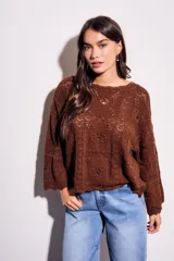 Sweater de tejido de punto con diseño calado y textura, color marrón. Presenta un corte oversize, cuello redondo y mangas largas con terminación acampanada.