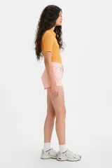 Short de jean estilo 501, de tiro medio y corte recto. Presenta un diseño clásico de cinco bolsillos, cierre de botones y bordes deshilachados en el ruedo.