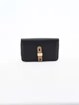 Billetera negra con cierre de cremallera y detalle de hebilla decorativa en color beige.