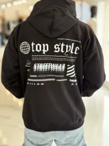 Canguro negro oversize de felpa, con capucha, bolsillo tipo canguro y diseño estampado en la espalda con gráficos estilo streetwear y texto en blanco.