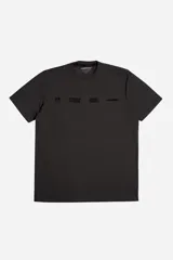Remera de algodón con textura visible, color gris oscuro, de corte regular y estructura firme. Presenta estampa frontal en relieve con diseño gráfico y tipográfico.