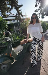 Remera calada blanca de hilo, corte crop y mangas cortas.