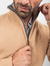 Sweater de lana con cierre frontal parcial y cuello alto, de diseño clásico y tejido de punto en color gris.