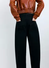 Jeans negros de corte recto y tiro medio con diseño clásico de cinco bolsillos y presillas para cinturón.