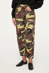 Pantalón cargo de tiro alto y corte recto, con estampado camuflado en tonos verde, marrón y beige, y bolsillos utilitarios en los laterales.