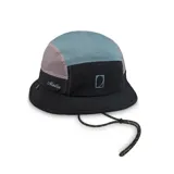 Sombrero tipo bucket de tela deportiva liviana, con paneles laterales microperforados, ajuste elástico en la corona y tira ajustable con tanca.