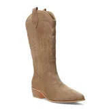 Bota texana de caña alta confeccionada en gamuza color beige, con puntera perfilada, tacón bajo cuadrado y costuras decorativas tradicionales en la caña y el empeine.