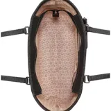 Cartera tipo shopper Guess modelo Granby, color negro con estampado monograma de la marca. Cuenta con doble asa de hombro, cierre superior y un monedero pequeño extraíble con logo metálico plateado.