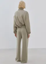 Pantalón de corte recto en color verde militar, con pinzas frontales y bolsillos laterales.