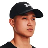 Gorro Under Armour azul con logo bordado en blanco.