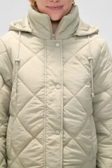 Campera acolchada de color negro con diseño de rombos, manga larga, capucha ajustable con cordones y cierre frontal con botones a presión.