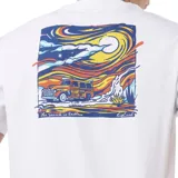 Remera blanca de manga corta con cuello redondo y un pequeño estampado gráfico en el pecho izquierdo que muestra una camioneta en un paisaje de atardecer/amanecer con el logo de Rip Curl.
