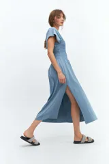 Vestido midi celeste con cuello redondo, mangas cortas y cintura elastizada con punto panal.