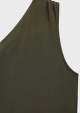 Vestido largo de diseño asimétrico con un solo hombro, corte evasé y falda con vuelo. Presenta un estilo minimalista y elegante, con cierre lateral de cremallera.