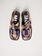 Zapatos tipo guillermina Mutma modelo Punko, color marrón, confeccionados en cuero. Presentan punta cuadrada, detalle texturizado en la parte delantera, tira en el empeine con hebilla metálica dorada y suela chunky de goma negra con taco bajo.