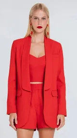 Blazer de sastrería color rosado, con diseño estructurado, solapas redondeadas y bolsillos laterales con solapa.