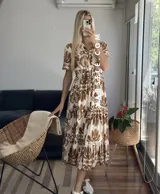 Vestido midi con estampado floral en tonos marrones y beige, corte camisero con cuello en V y botones frontales.