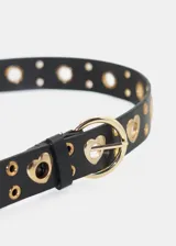 Cinto negro de cuero sintético con ojales redondos y corazones dorados, y hebilla redonda dorada con detalle de corazón.