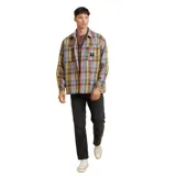 Camisa de manga larga a cuadros en tonos azul, amarillo, rojo y gris. Tiene dos bolsillos con solapa en el pecho y un logo pequeño en uno de ellos.