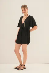 Vestido corto dorado con escote en V, confeccionado en tejido de punto con efecto foil.